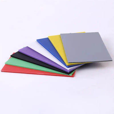 Panel de plástico reciclable duradero de lámina hueca, ideal para embalaje, envío, publicidad, señalización y bandejas para plántulas agrícolas.