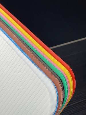 Coroplast Sheet es una hoja de plástico corrugado de polipropileno ligera y duradera diseñada para diversas aplicaciones, incluidos el embalaje, la impresión, la construcción y la protección.