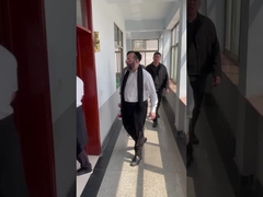 El cliente también visitó nuestro sitio de la muestra y vio las cajas del volumen de ventas de diverso s plástico acanalado