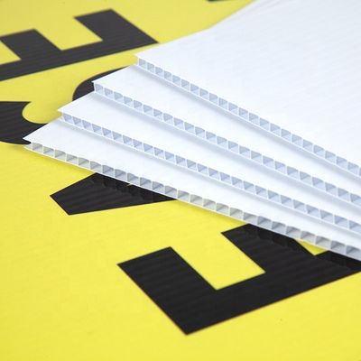 El tablero hueco Coroplast del polipropileno del OEM acanaló prenda impermeable plástica