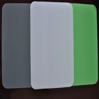 El plástico colorido de Corflute cubre 4m m acanaló al tablero plástico