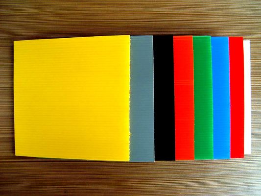 Hoja plástica del polipropileno de Coroplast del tablero de la muestra del espacio en blanco de la prenda impermeable
