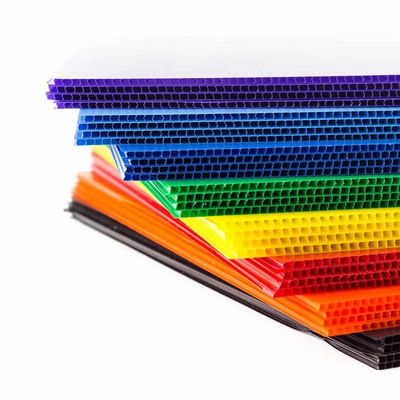 Lámina de plástico corrugado disponible en varios tamaños, colores y espesores, adecuada para aplicaciones y proyectos personalizados.