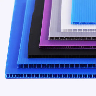 Panel de plástico reciclable duradero de lámina hueca, ideal para embalaje, envío, publicidad, señalización y bandejas para plántulas agrícolas.