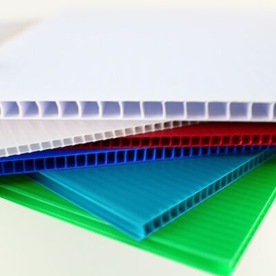 Coroplast Sheet es una hoja de plástico corrugado de polipropileno ligera y duradera diseñada para diversas aplicaciones, incluidos el embalaje, la impresión, la construcción y la protección.