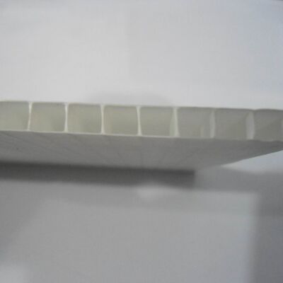 Coroplast Sheet es una hoja de plástico corrugado de polipropileno ligera y duradera diseñada para diversas aplicaciones, incluidos el embalaje, la impresión, la construcción y la protección.