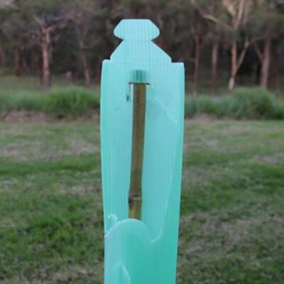 PP Tree Guard es ligero, duradero, impermeable y fácil de instalar, protege a los árboles jóvenes del viento, los animales y los daños, con tamaños, colores, espesores y diseños personalizables.