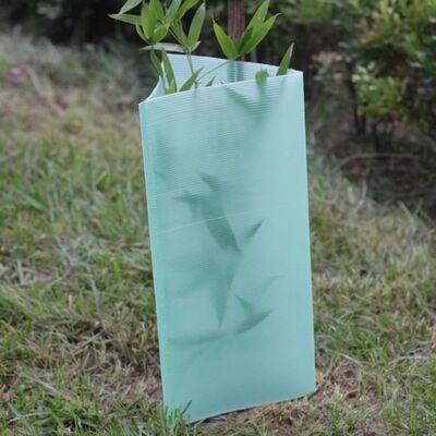PP Tree Guard es ligero, duradero, impermeable y fácil de instalar, protege a los árboles jóvenes del viento, los animales y los daños, con tamaños, colores, espesores y diseños personalizables.