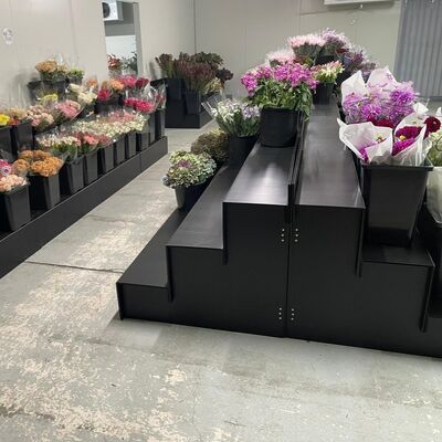 Nuestro soporte de 10 mm de PP corrugado es ligero, duradero y estable, ideal para venta al por menor, exposiciones, promociones y exhibiciones de productos.